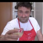 Cosa nutrire le api: scopri gli alimenti essenziali per il loro benessere!
