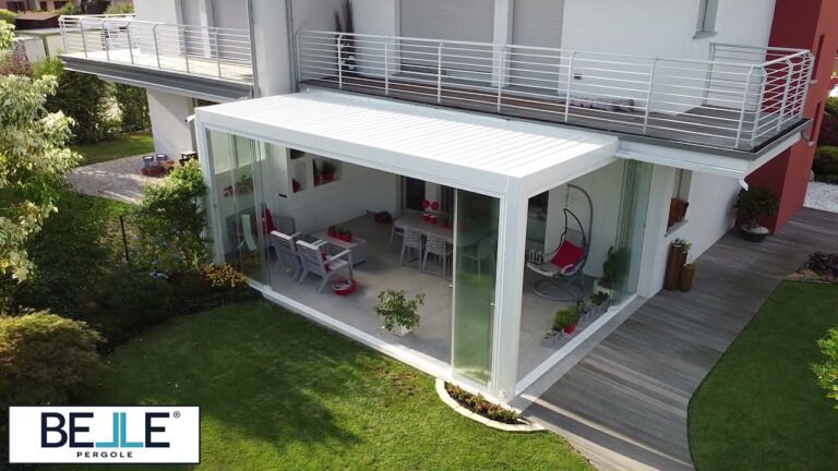 Pergola bioclimatica: il segreto dei vetri permessi per un comfort senza paragoni!
