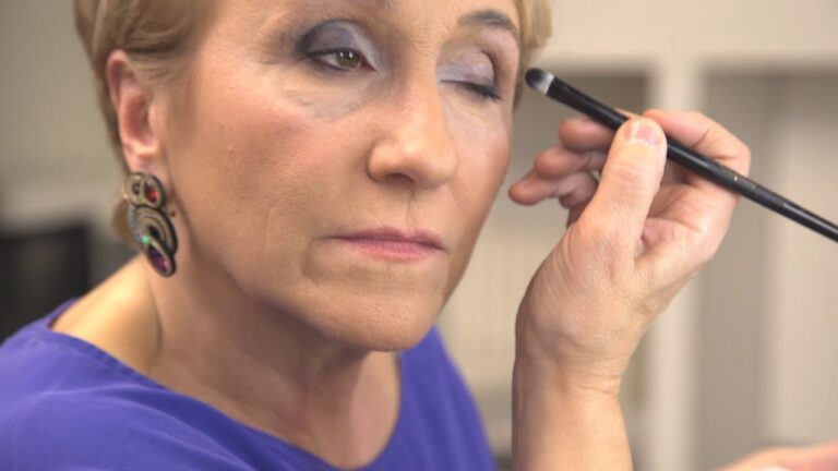 Rivela il tuo stile: il semplice trucco per valorizzare il vestito blu!