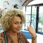 Tinta castana e colpi di sole: il mix perfetto per una chioma luminosa