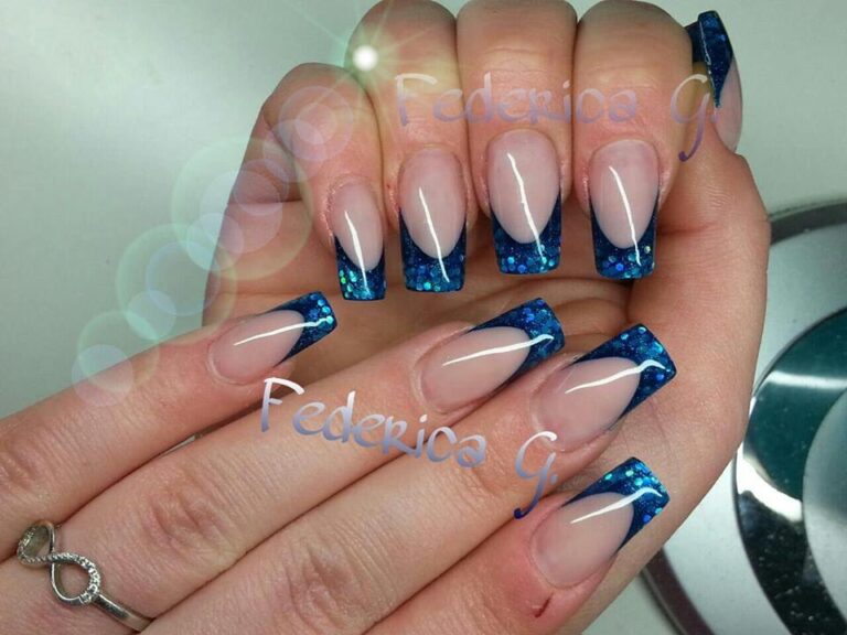 Carta da parati per unghie: L’eleganza dello stile French in blu e argento