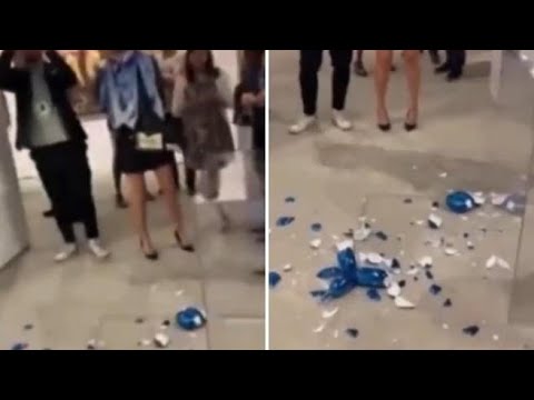 Il sorprendente ballo della Statua del Cane: Un Palloncino Originale!