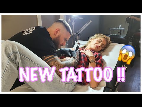 Il nuovo trend dei tatuaggi al décolleté: idee per tatuaggi da fare in mezzo al seno