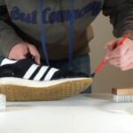 Il connubio perfetto: un vestito blu e scarpe rosa cipria