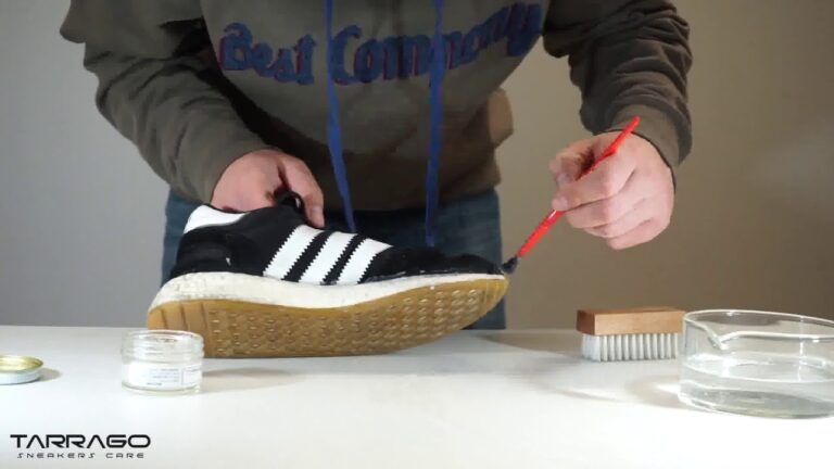 Mai pi&ugrave; scarpe sporche di gomma: 5 trucchi per pulire quella nera!