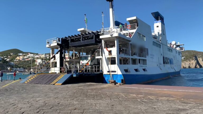 Ponza: Traghetti per l’Isola dei Sogni con la Tua Auto