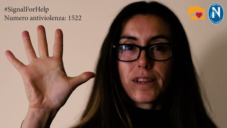 Un gesto di aiuto con la mano: un linguaggio universale di solidarietà