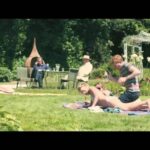 Amore disegnato tra mani che si stringono: un gesto che racconta tutto